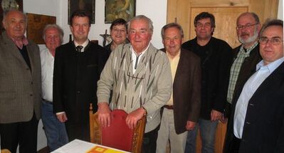 Franz Leneis inmitten von Gratulanten bei seiner Geburttagsfeier