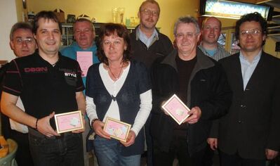 Erfolgreiche Kartler (v.l.) Andreas Krodinger, Marianne Hutzentaler und Manfred Kellermann mit Organisatoren