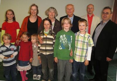 Willy Koller mit Familie und den beiden Marktgemeinderäten Hans Seidl und Michael Kapfhammer