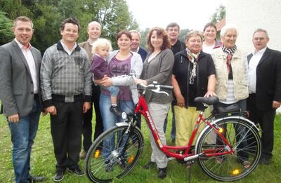 Michael Adam mit Kommunalpolitikern und den glücklichen Gewinnern Irmgard Kastenberger, Annemarie Böhm und Regina Stock