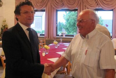 Bürgermeister a.D. Josef Sehofer gratuliert Georg Wild zur einstimmigen Nominierung als Bürgermeisterkandidat