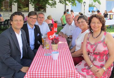 Dritter Bürgermeister Georg Wild und SPD-Landesvorsitzender Florian Pronold und weitere Gäste beim SPD-Sommerfest