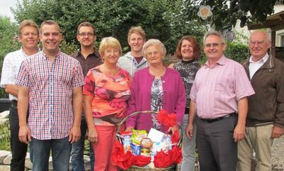 Ruth Vogel (80) im Kreise von Gratulanten