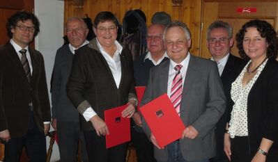 Die geehrten Martin Lackermeier, Josef Sehofer, Hans Wagner und Christel Engelhard im Beisein von Mandatsträgern