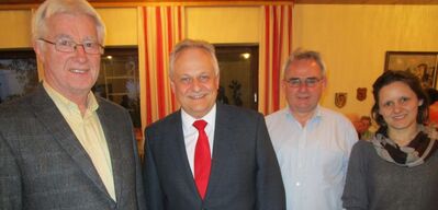 Dr. Dieter Winkelmann mit OV-Vorsitzenden Hans Wagner und den Marktgemeinderäten Hans Seidl und Christine Kollmeier