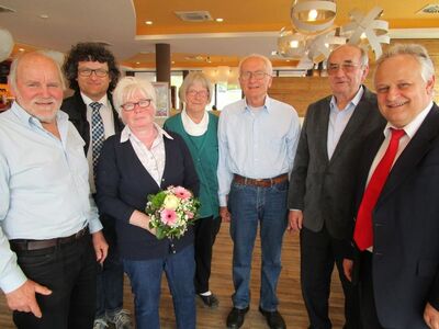 2. Bürgermeister Georg Wild und Hans Wagner gratulieren Ella Schönsteiner, Willy Koller und Manfred Sager