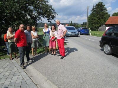 Ortsbesichtigung beim Bahnübergang Münchnerau mit MdL Bernhard Roos (rechts)