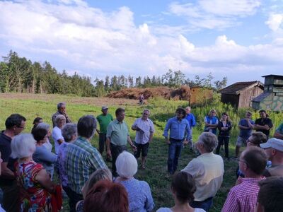 Intensive Diskussionen am Ort der geplanten Windkraftanlage
