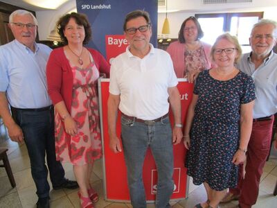 Gerhard Babl, MdL Ruth Müller, Gerd Steinberger, Bezirkstagskandidatin Christine Erbinger, Maria Haucke und Rolf Haucke