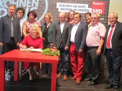 Ministerpräsidentin Manuela Schwesig trug sich ins Goldene Buch des Marktes Altdorf ein