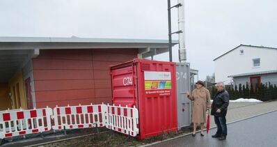 Ölheizung statt Geothermie - Christel Engelhardt und Hans Seidl bei der Kinderkrippe am Angerweg