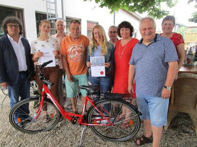 Die glücklichen Tombola-Gewinner mit den Kommunalpolitikern und MdL Ruth Müller