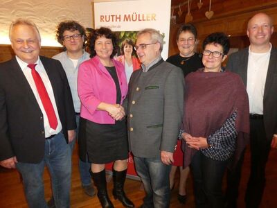 Ruth Müller gratuliert Hans Seidl mit Hans Wagner, Georg Wild, Christel Engelhard, Sabine Wimmer und Michael Kapfhammer